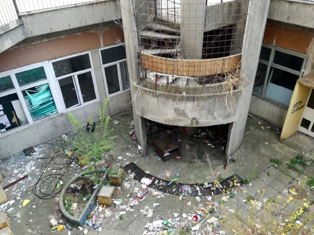 Петлово брдо: Ругло на месту бивше амбуланте